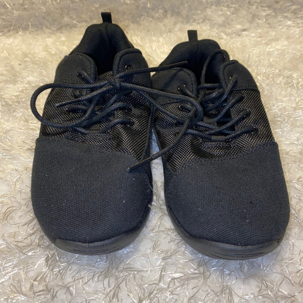 Tom’s womens size 6 black anti-skid sneakers